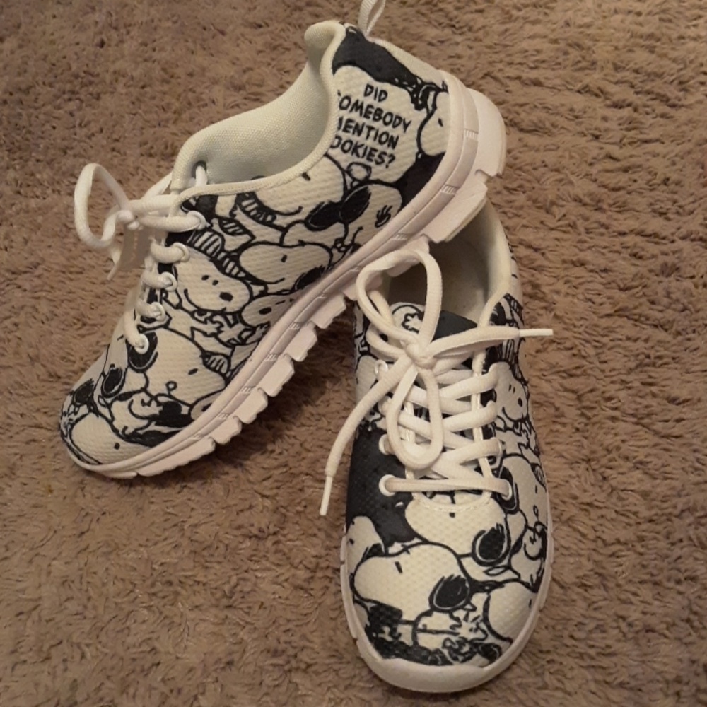 Snoopy tennis shoes